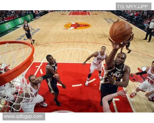 公牛迎战骑士展开激烈对决 双方全力以赴争夺胜利荣誉